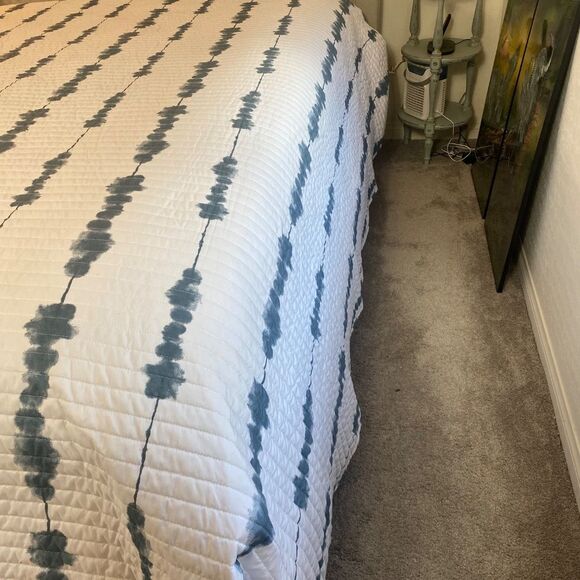 ienjoy King bedpread quilt wht Blue Ish Gray watercolor design reversable - Picture 4 of 9